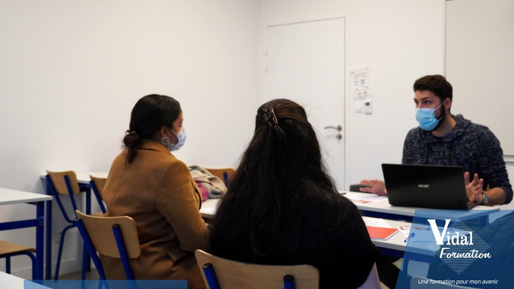 Bastien rassurant les futurs apprenantes en secrétariat médical